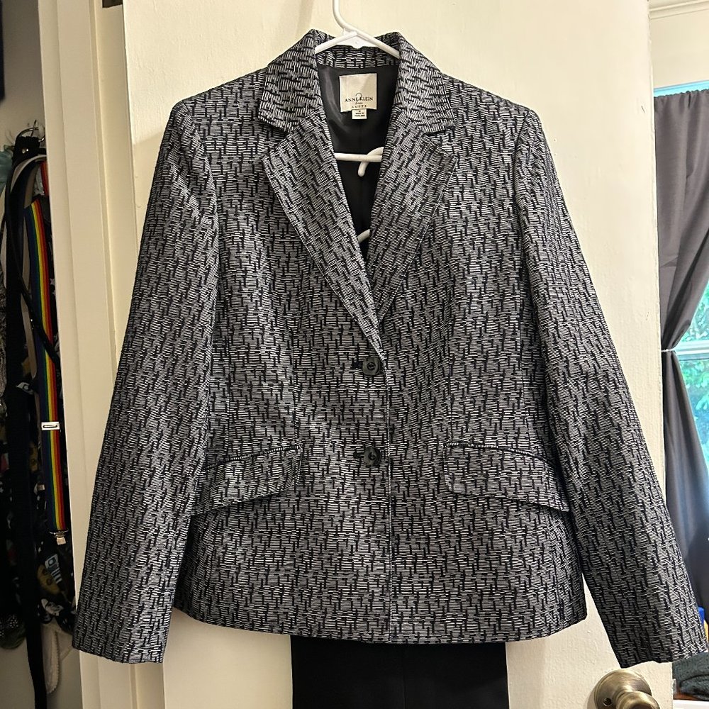 Femme pant suit Size 6
